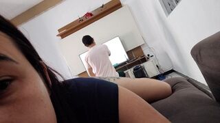 Szeretnék szexelni ezzel a szerelővel, mutatom neki a hatalmas seggem, hátha bejön!