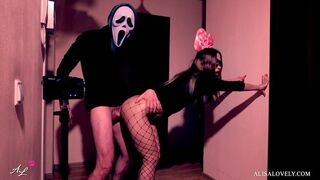 Maszkos őrült durván megbassza a fekete picsát a tükör előtt - halloween szerepjáték fétis páros játék