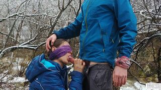 Nyilvános cumizás és sperma lenyelés a hegyvidéki folyó partján