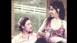 John Holmes nyalja a kiscsaj lucskos punáját a retro pornóban