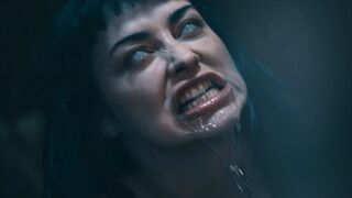Bombázó Kék Hajú Punk Csaj Átváltozása - Jewelz Blu a Parasited Csatornán Vadul Mag Numb-bal