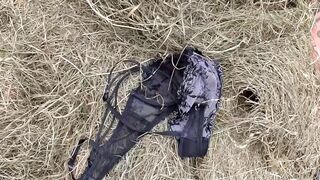 Hatalmas seggű öreg nő cumizza a paraszt farkát a disznóólban
