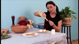 Tini kiscsaj méretes popsija cumizza a méretes dákót mielőtt a pinája ujjazva és tolva lesz